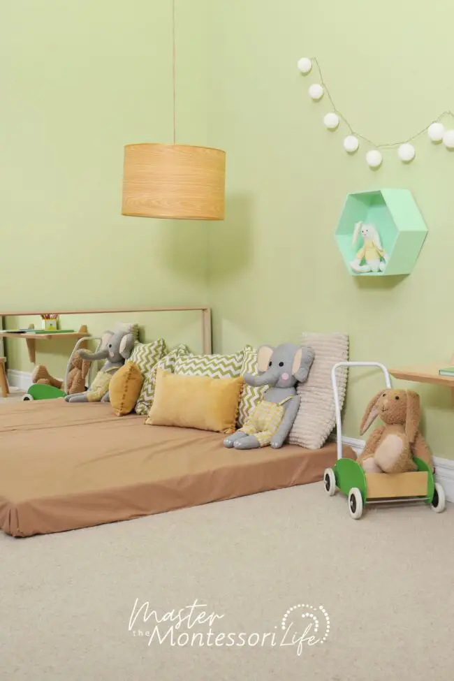 Transitioning your nursery to Montessori is easier than you think. Simply follow the 3 main tips that I will give you here and you will have a Montessori nursery for your little one in no time!