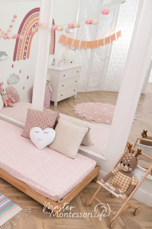 Transitioning your nursery to Montessori is easier than you think. Simply follow the 3 main tips that I will give you here and you will have a Montessori nursery for your little one in no time!